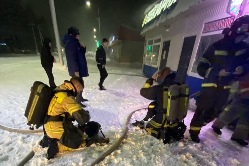 Фото В Новосибирске пожар в пункте выдачи «ОЗОН» уничтожил микроволновку и повредил товары на складе 3