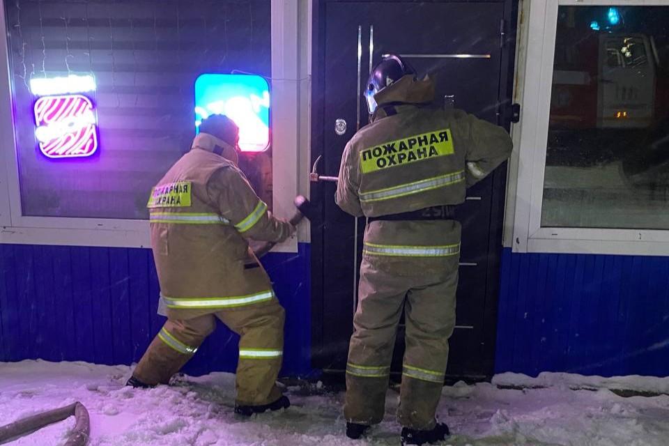Фото В Новосибирске пожар в пункте выдачи «ОЗОН» уничтожил микроволновку и повредил товары на складе 2