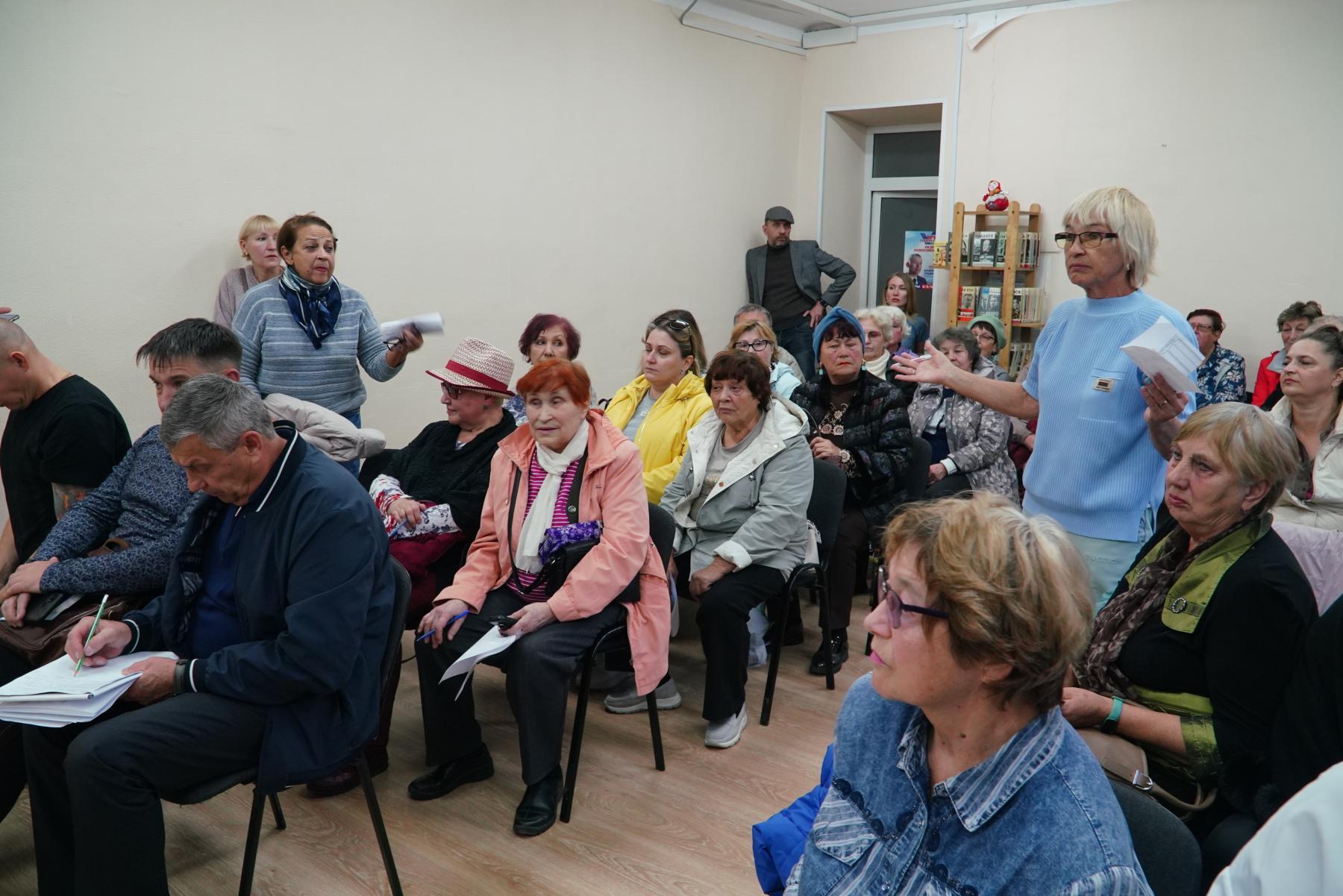 Фото «Крик и плачь души»: жители левобережья обрушились на УК с эмоциональными жалобами на рабочей встрече 4 - Сиб.ФМ Фото «Крик и плачь души»: жители левобережья обрушились на УК с эмоциональными жалобами на рабочей встрече 4