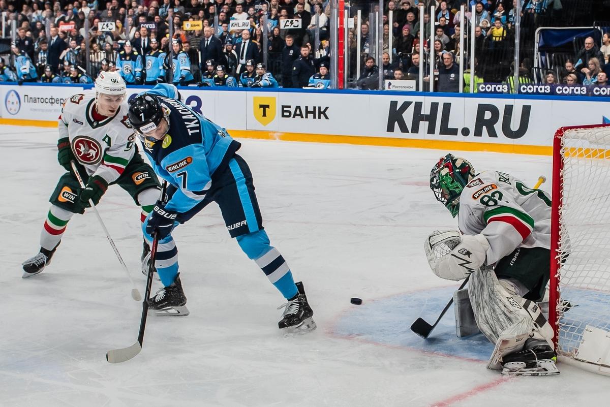 Фото Новосибирская «Сибирь» вырвала победу у «Ак Барса»: яркие кадры напряжённого матча 12