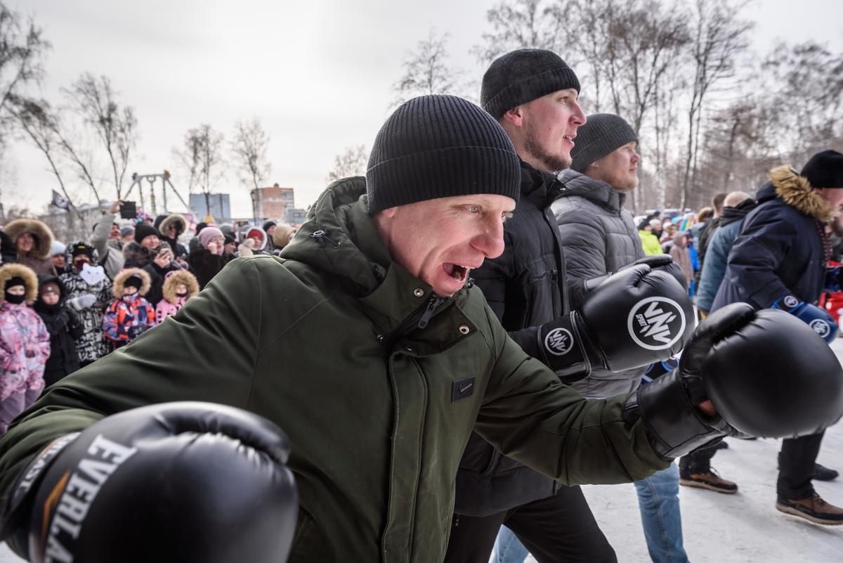Фото Кулачные бои и хороводы: 16 динамичных фотографий с празднования Масленицы в «Березовой роще» 3