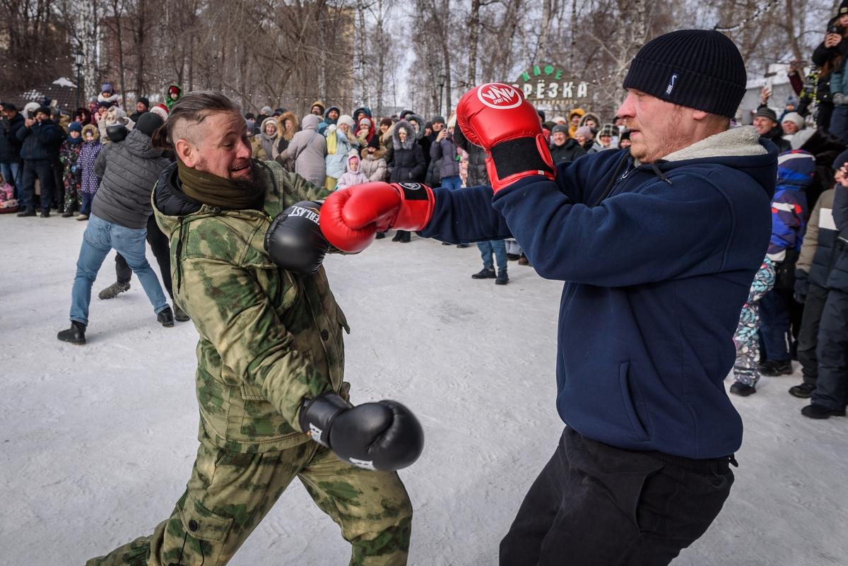 Фото Кулачные бои и хороводы: 16 динамичных фотографий с празднования Масленицы в «Березовой роще» 4