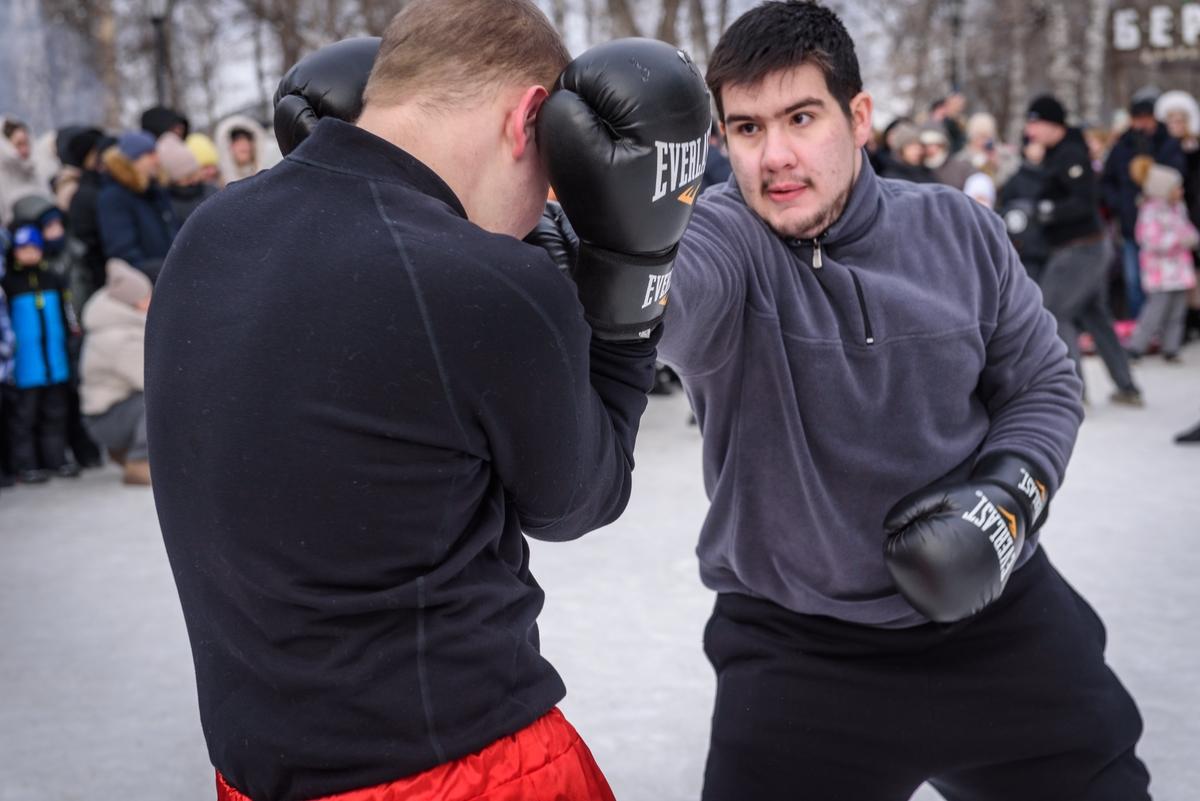 Фото Кулачные бои и хороводы: 16 динамичных фотографий с празднования Масленицы в «Березовой роще» 8