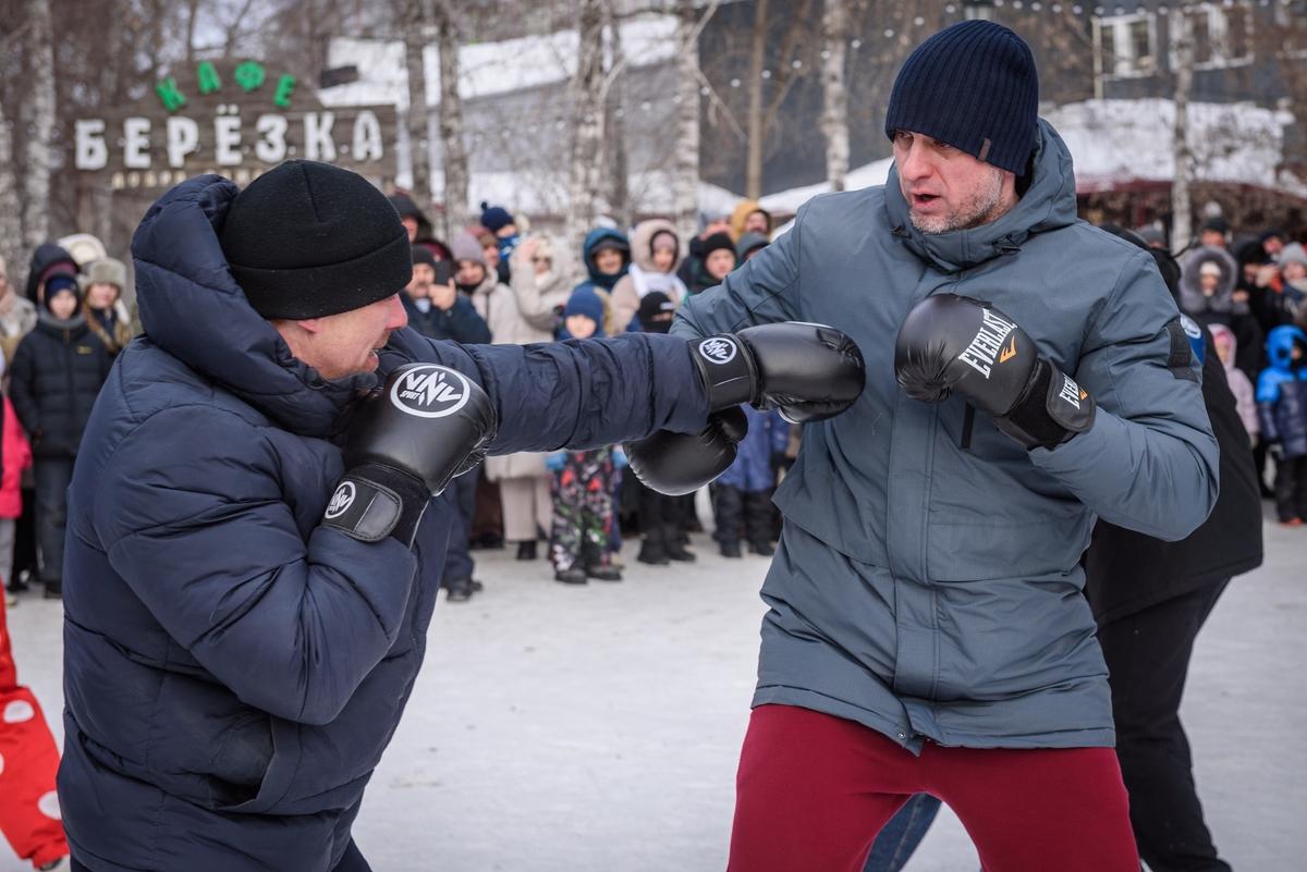 Фото Кулачные бои и хороводы: 16 динамичных фотографий с празднования Масленицы в «Березовой роще» 10