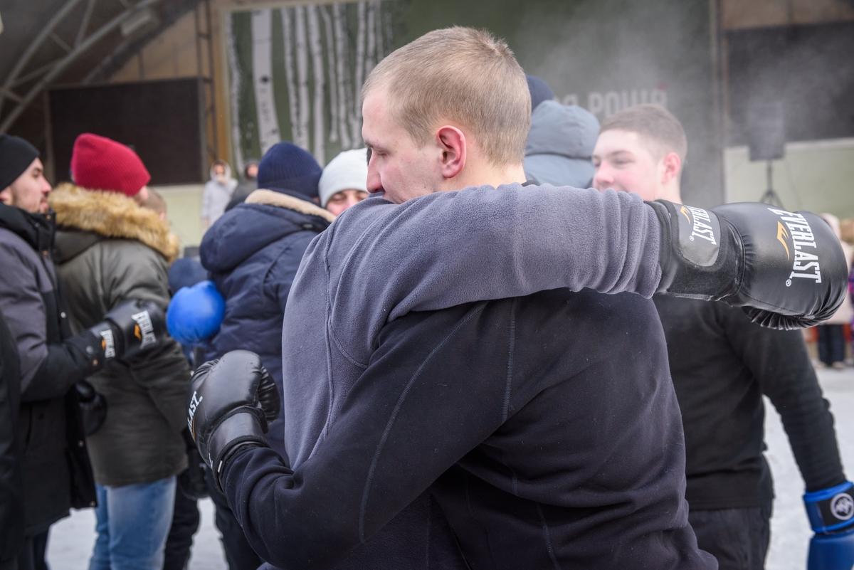 Фото Кулачные бои и хороводы: 16 динамичных фотографий с празднования Масленицы в «Березовой роще» 12