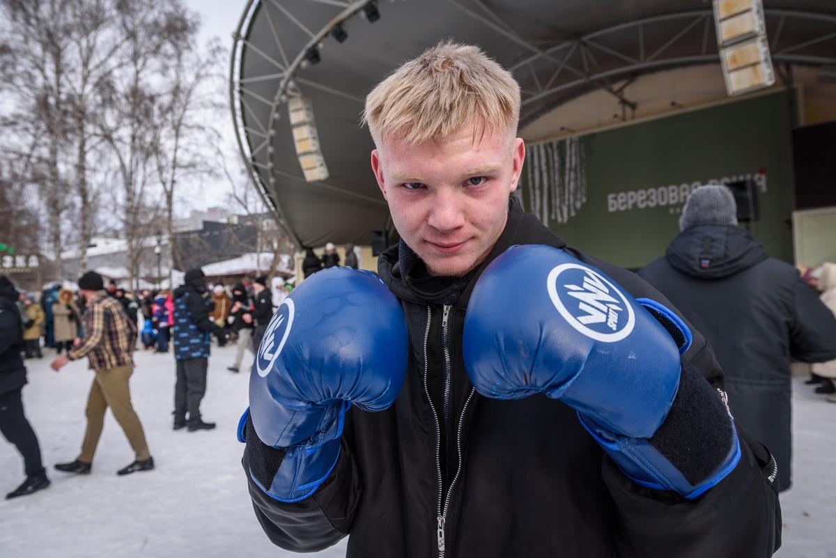 Фото Кулачные бои и хороводы: 16 динамичных фотографий с празднования Масленицы в «Березовой роще» 14