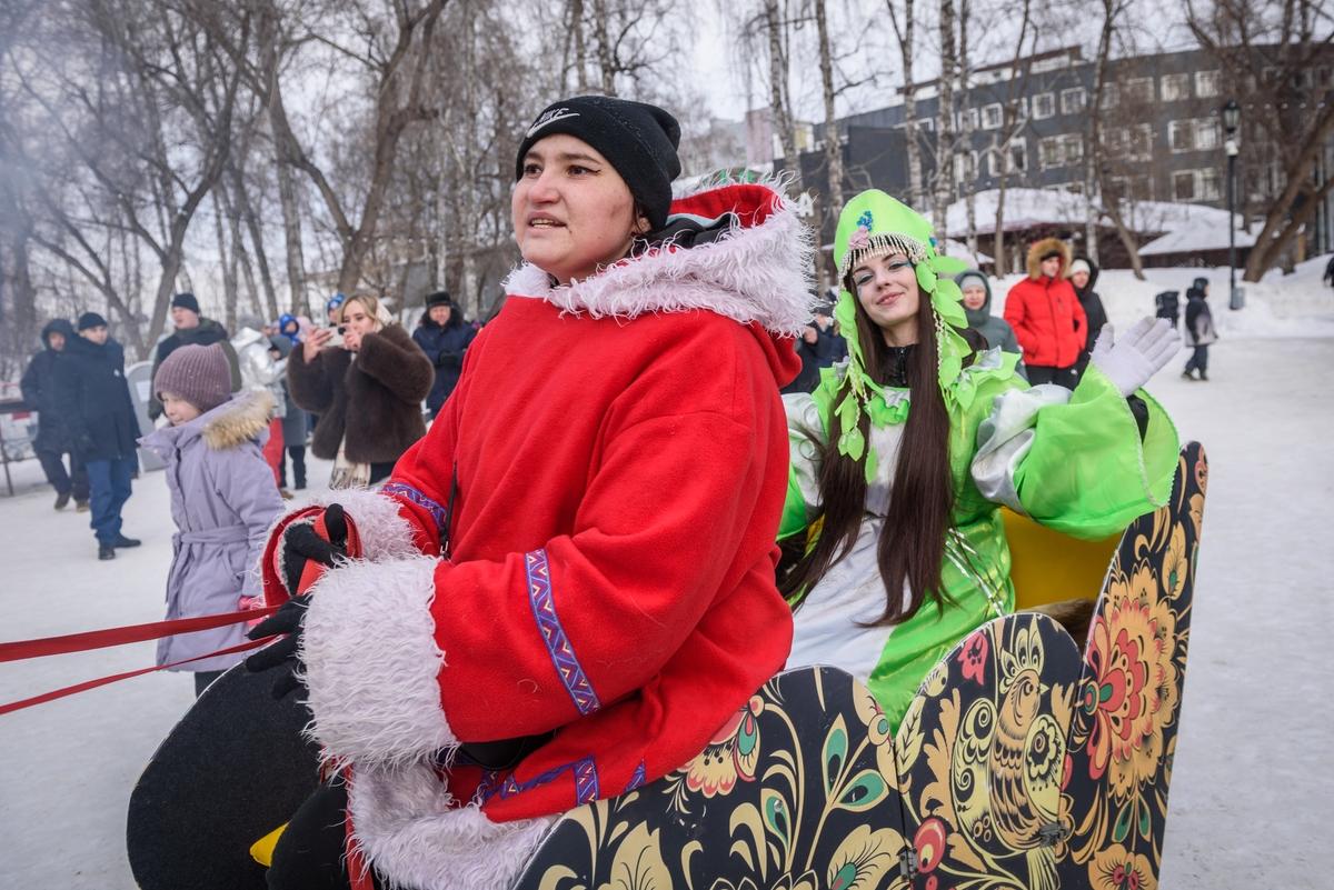 Фото Кулачные бои и хороводы: 16 динамичных фотографий с празднования Масленицы в «Березовой роще» 15