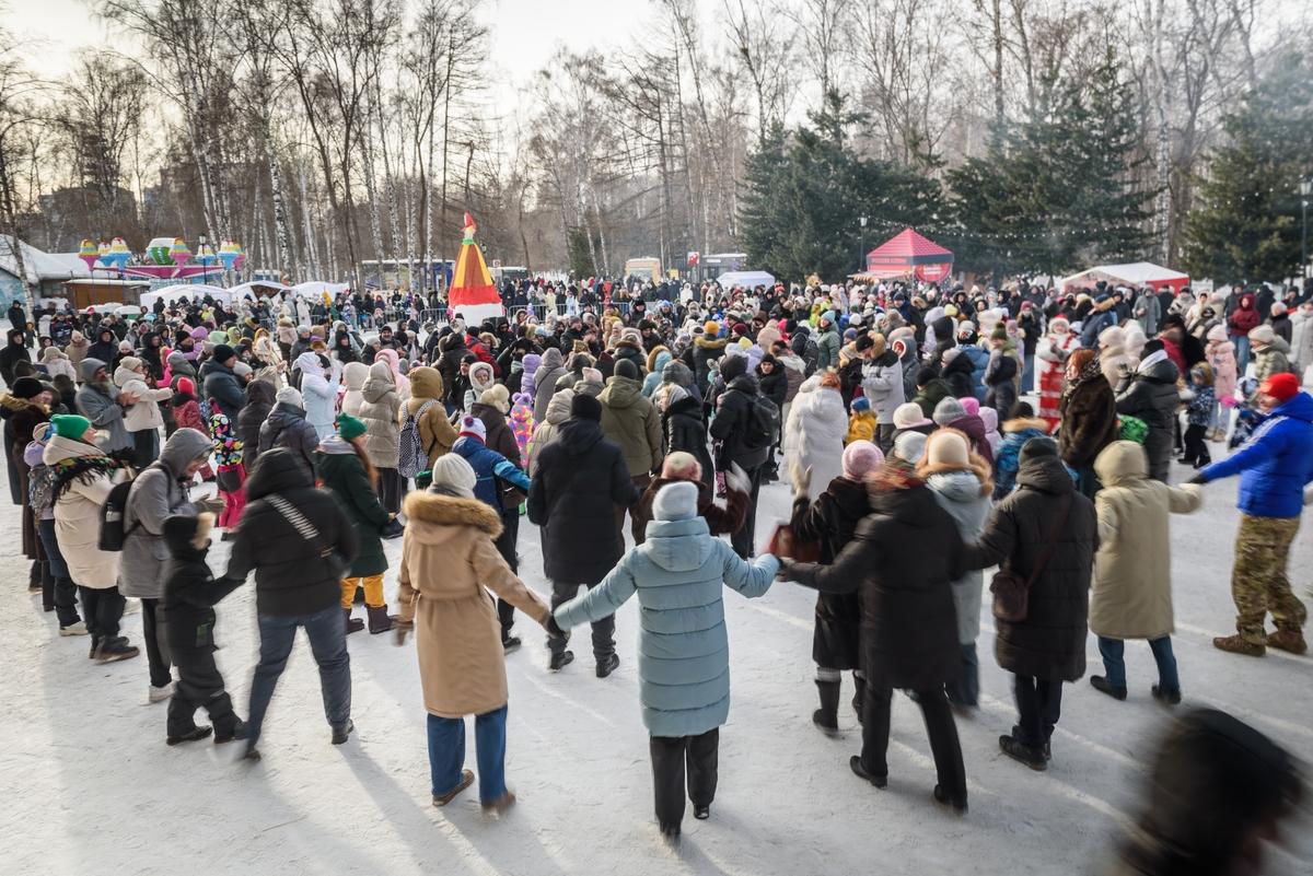 Фото Кулачные бои и хороводы: 16 динамичных фотографий с празднования Масленицы в «Березовой роще» 16