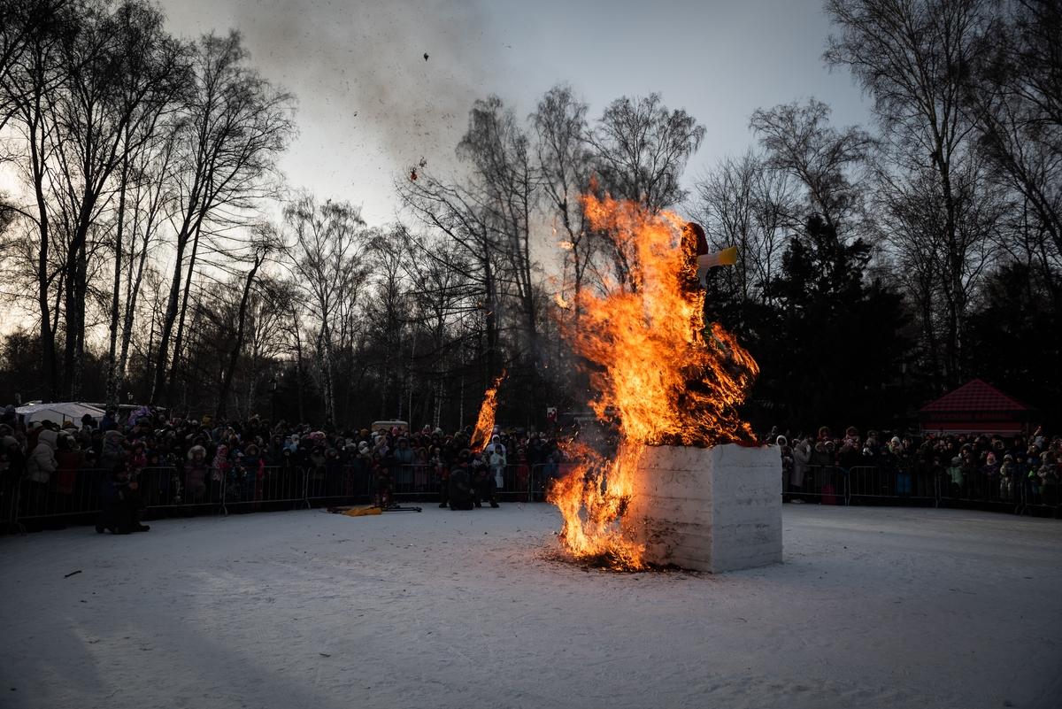 Фото Кулачные бои и хороводы: 16 динамичных фотографий с празднования Масленицы в «Березовой роще» 17