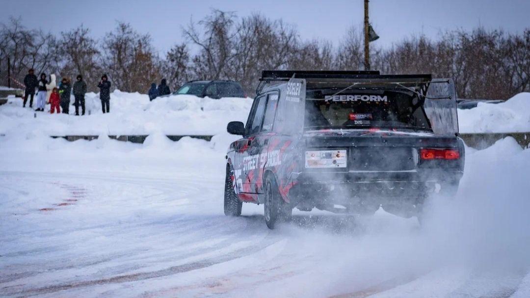 Фото В Новосибирске прошёл 4-ый этап Дрифт Зимы: 20 крышесносных фото 18