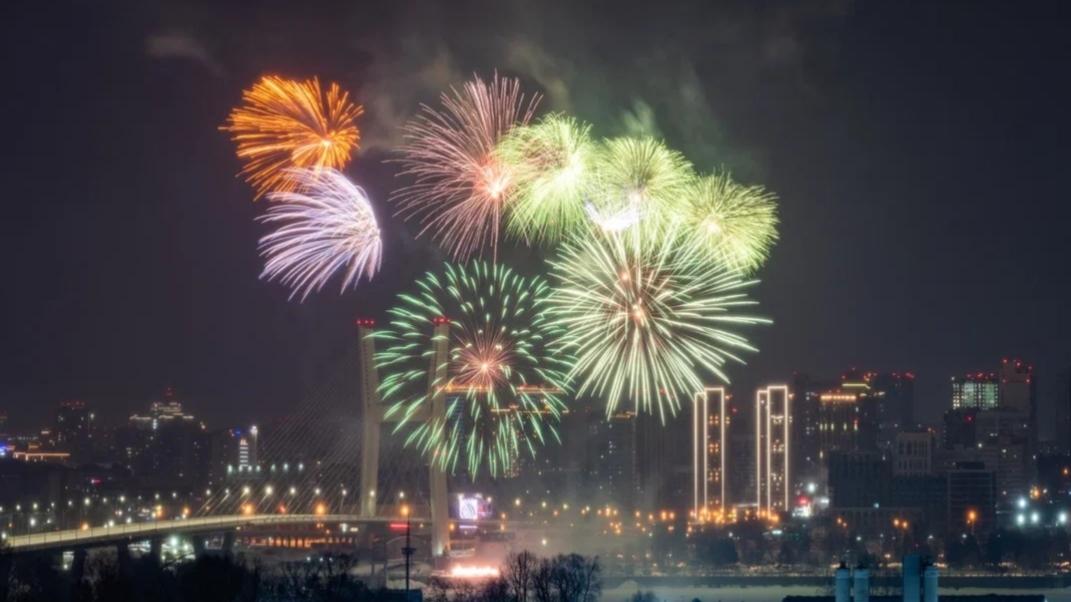 Фото Новосибирцам показали эффектные снимки салюта 23 февраля 2