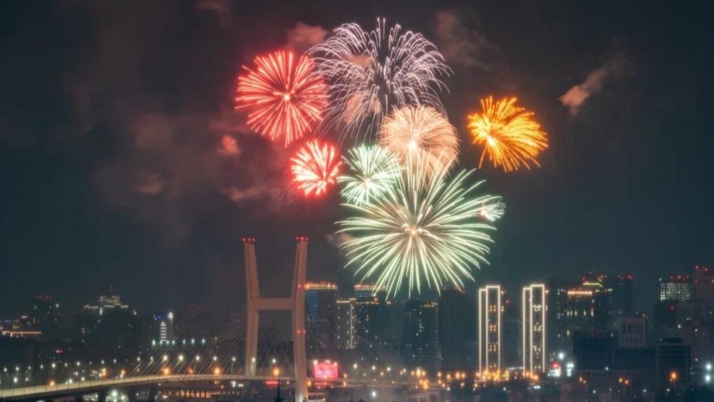 Фото Новосибирцам показали эффектные снимки салюта 23 февраля 4