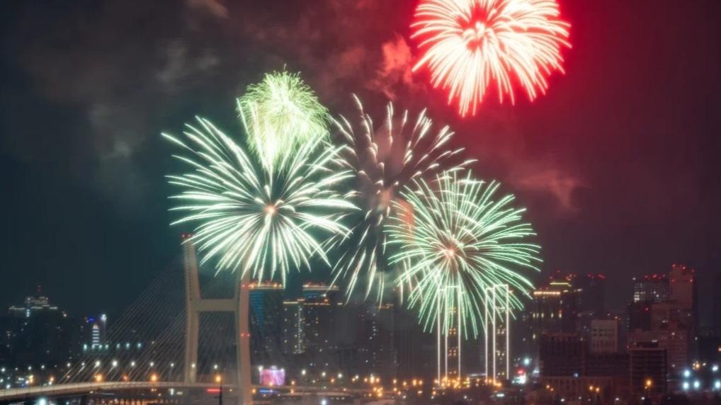 Фото Новосибирцам показали эффектные снимки салюта 23 февраля 6