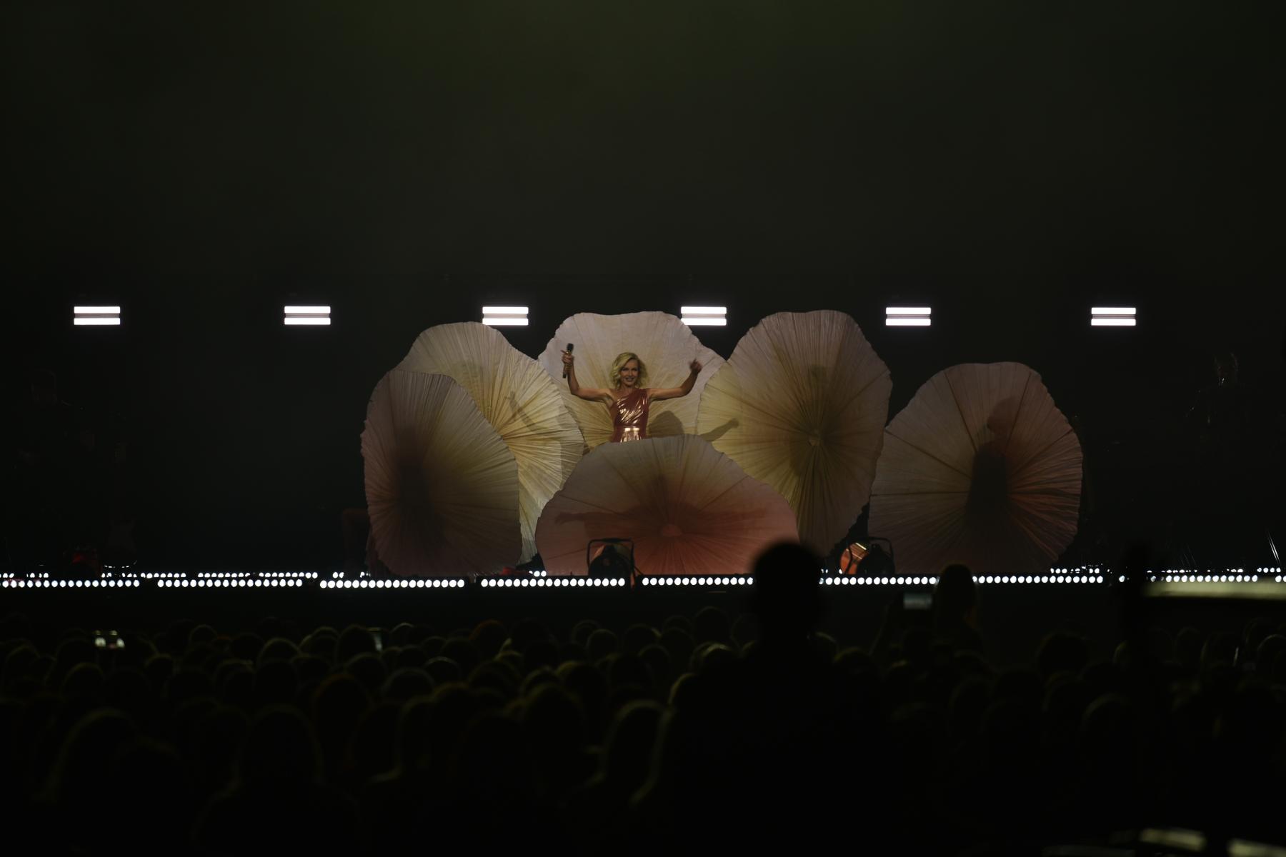 Фото Несли подарки и еду. В Новосибирске в «Сибирь-Арене» выступила Полина Гагарина. ФОТОРЕПОРТАЖ 3