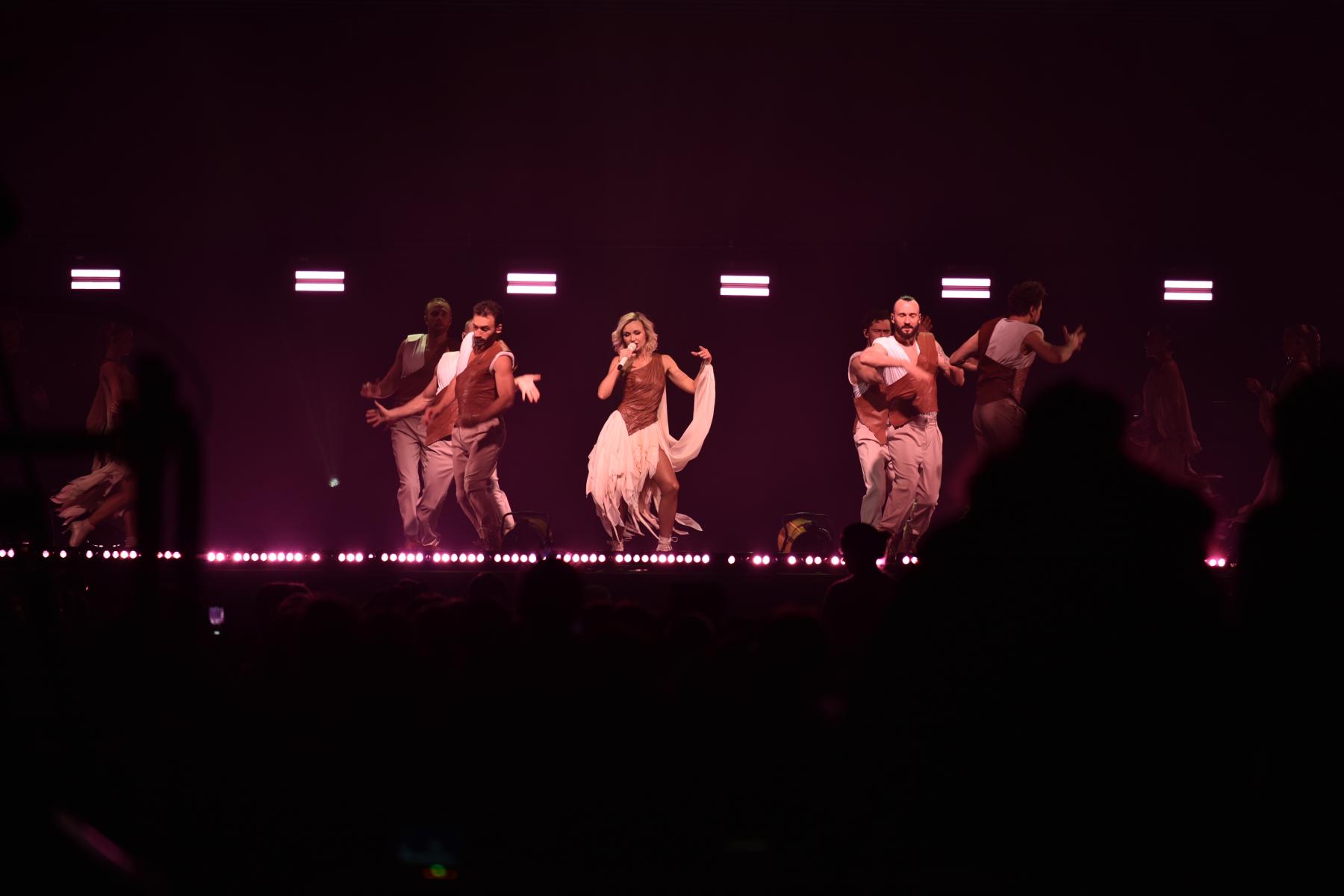 Фото Несли подарки и еду. В Новосибирске в «Сибирь-Арене» выступила Полина Гагарина. ФОТОРЕПОРТАЖ 2