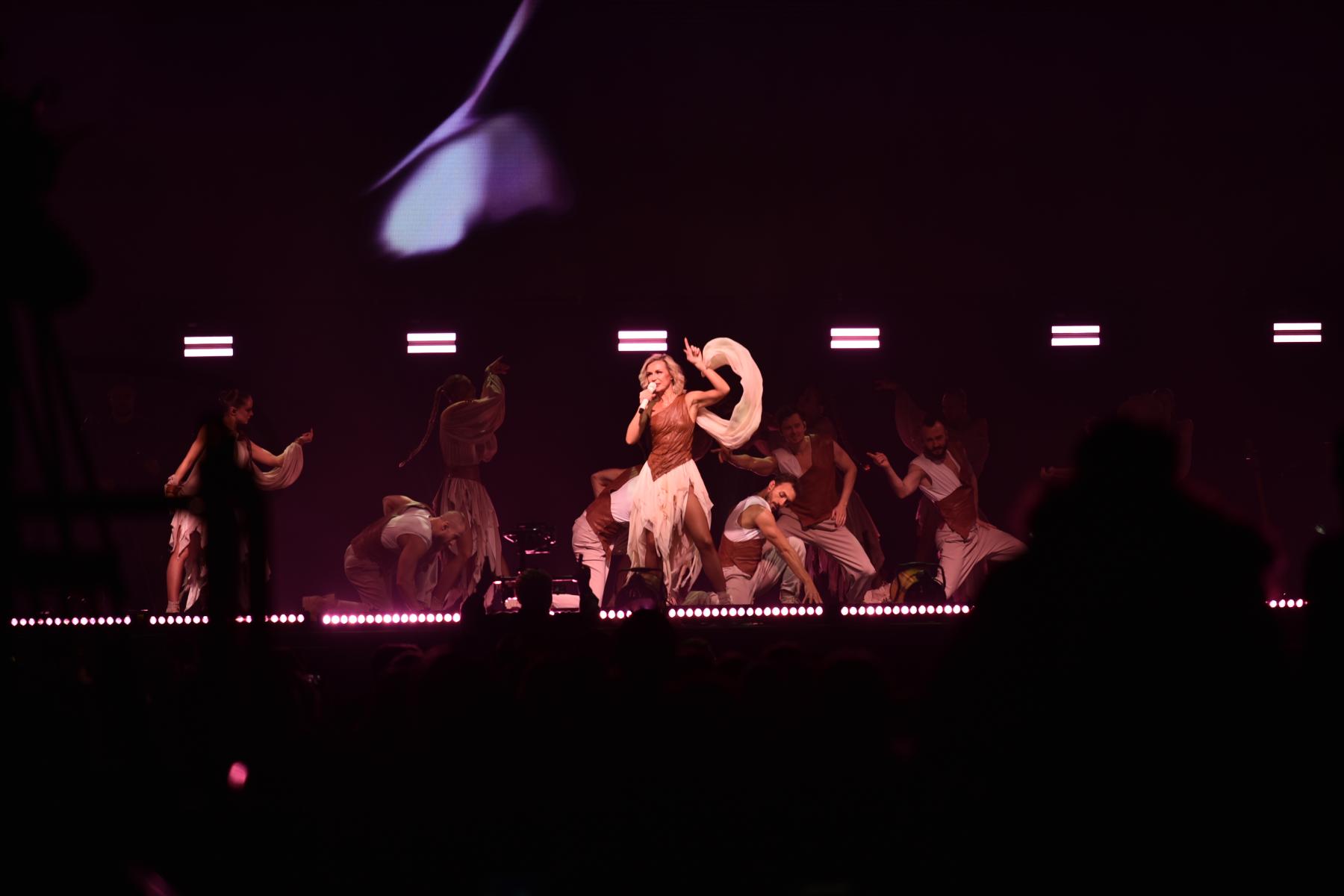 Фото Несли подарки и еду. В Новосибирске в «Сибирь-Арене» выступила Полина Гагарина. ФОТОРЕПОРТАЖ 5