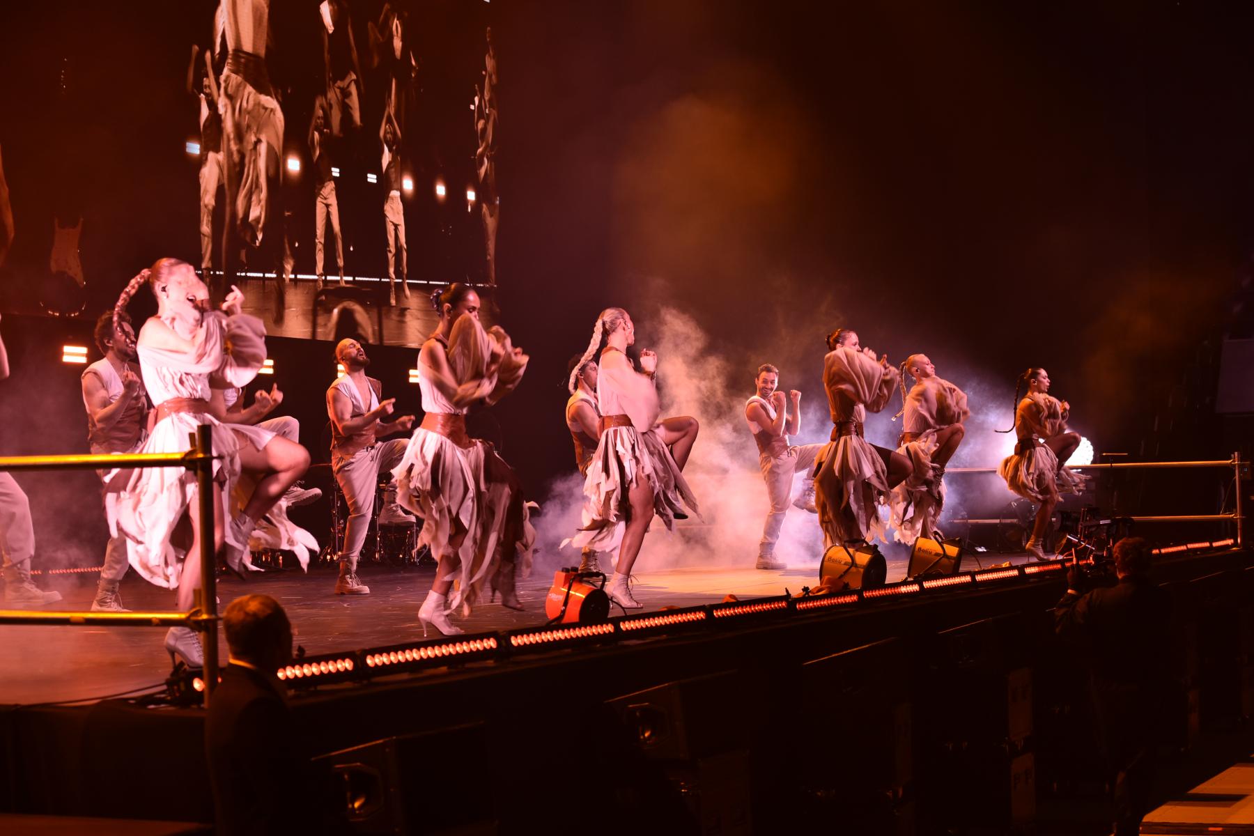 Фото Несли подарки и еду. В Новосибирске в «Сибирь-Арене» выступила Полина Гагарина. ФОТОРЕПОРТАЖ 11