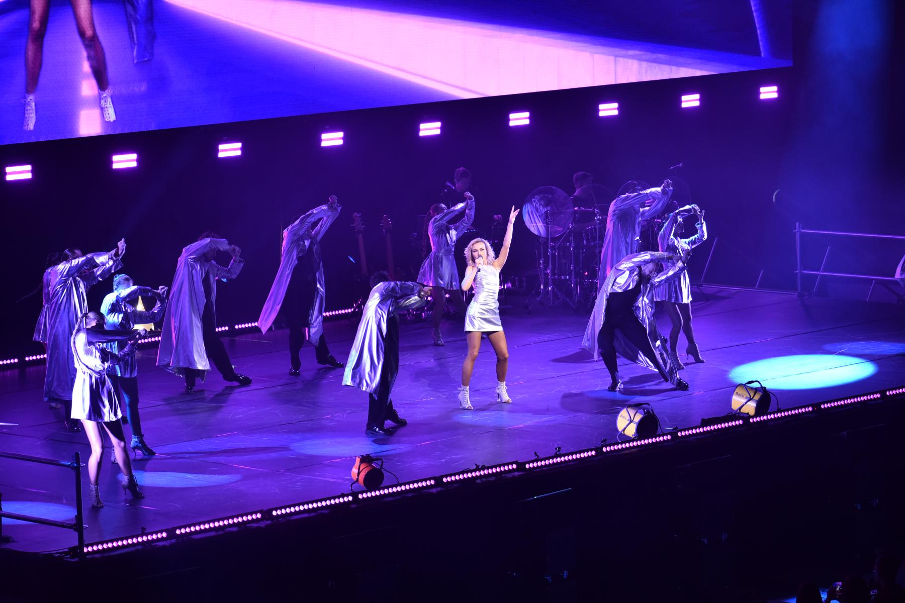 Фото Несли подарки и еду. В Новосибирске в «Сибирь-Арене» выступила Полина Гагарина. ФОТОРЕПОРТАЖ 21