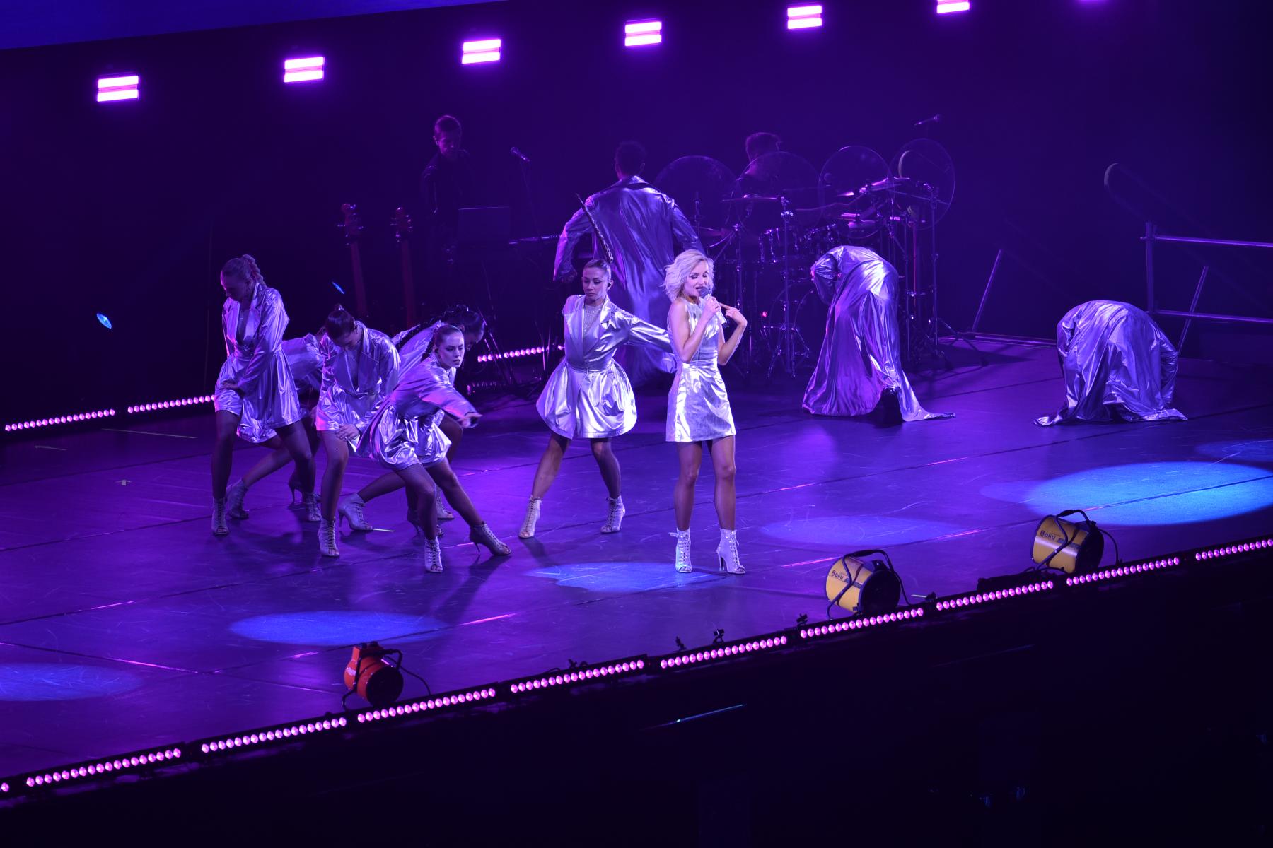 Фото Несли подарки и еду. В Новосибирске в «Сибирь-Арене» выступила Полина Гагарина. ФОТОРЕПОРТАЖ 20