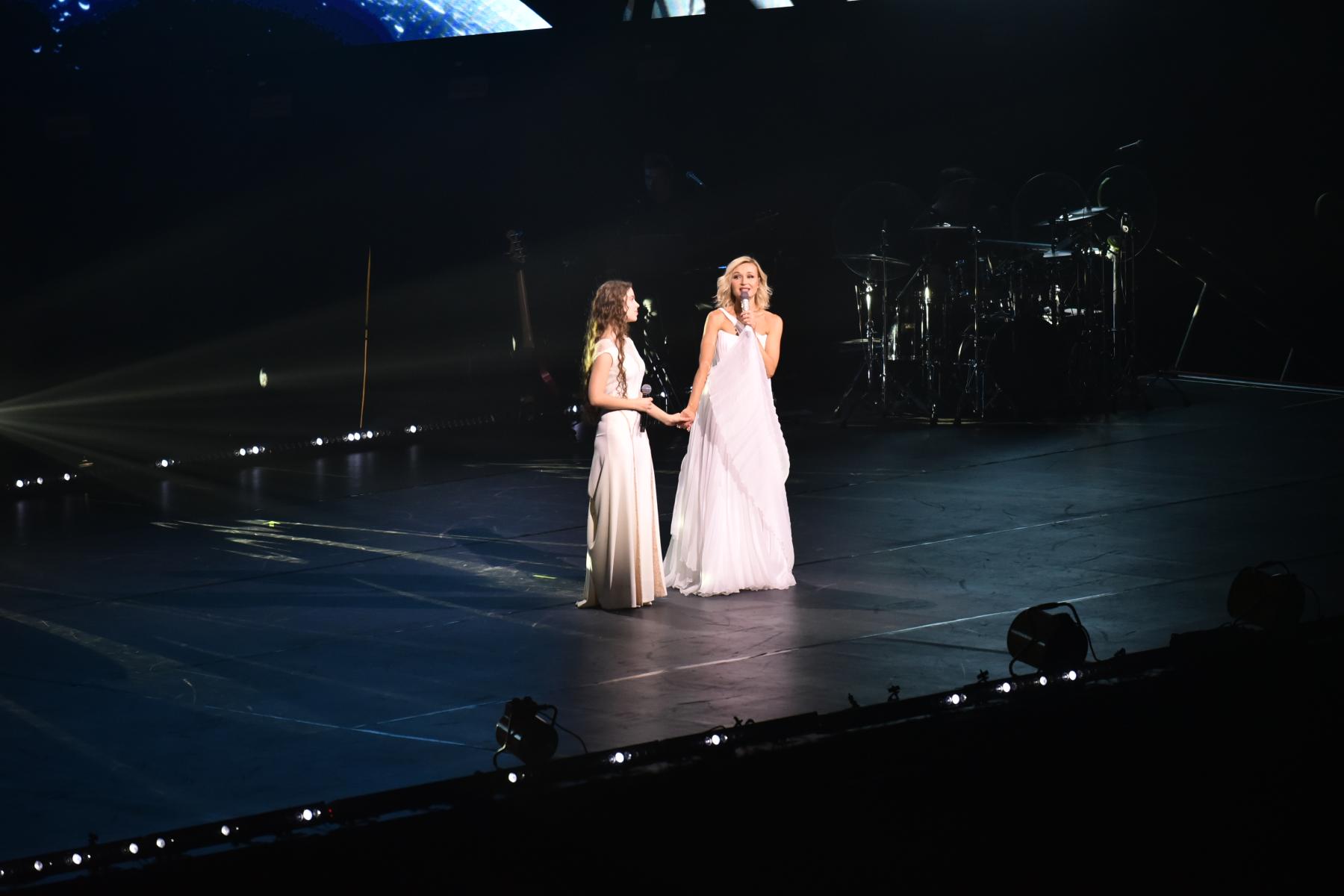 Фото Несли подарки и еду. В Новосибирске в «Сибирь-Арене» выступила Полина Гагарина. ФОТОРЕПОРТАЖ 19