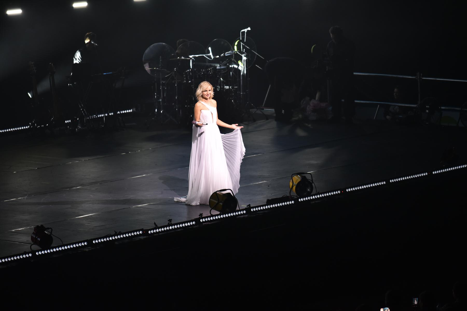 Фото Несли подарки и еду. В Новосибирске в «Сибирь-Арене» выступила Полина Гагарина. ФОТОРЕПОРТАЖ 17