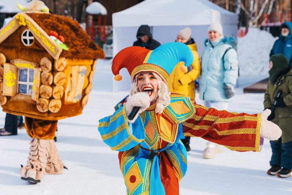 Фото В Новосибирске с размахом отпраздновали Масленицу: яркие кадры проводов зимы в Заельцовском парке 2