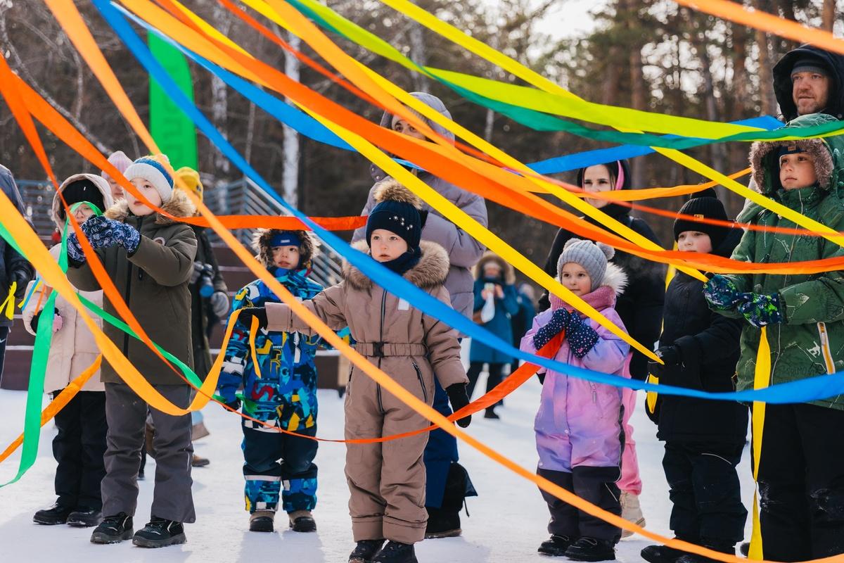 Фото В Новосибирске с размахом отпраздновали Масленицу: яркие кадры проводов зимы в Заельцовском парке 7