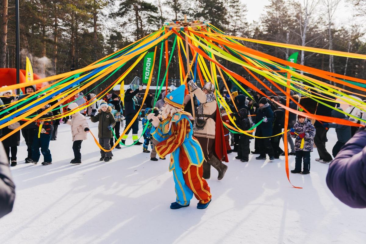 Фото В Новосибирске с размахом отпраздновали Масленицу: яркие кадры проводов зимы в Заельцовском парке 8