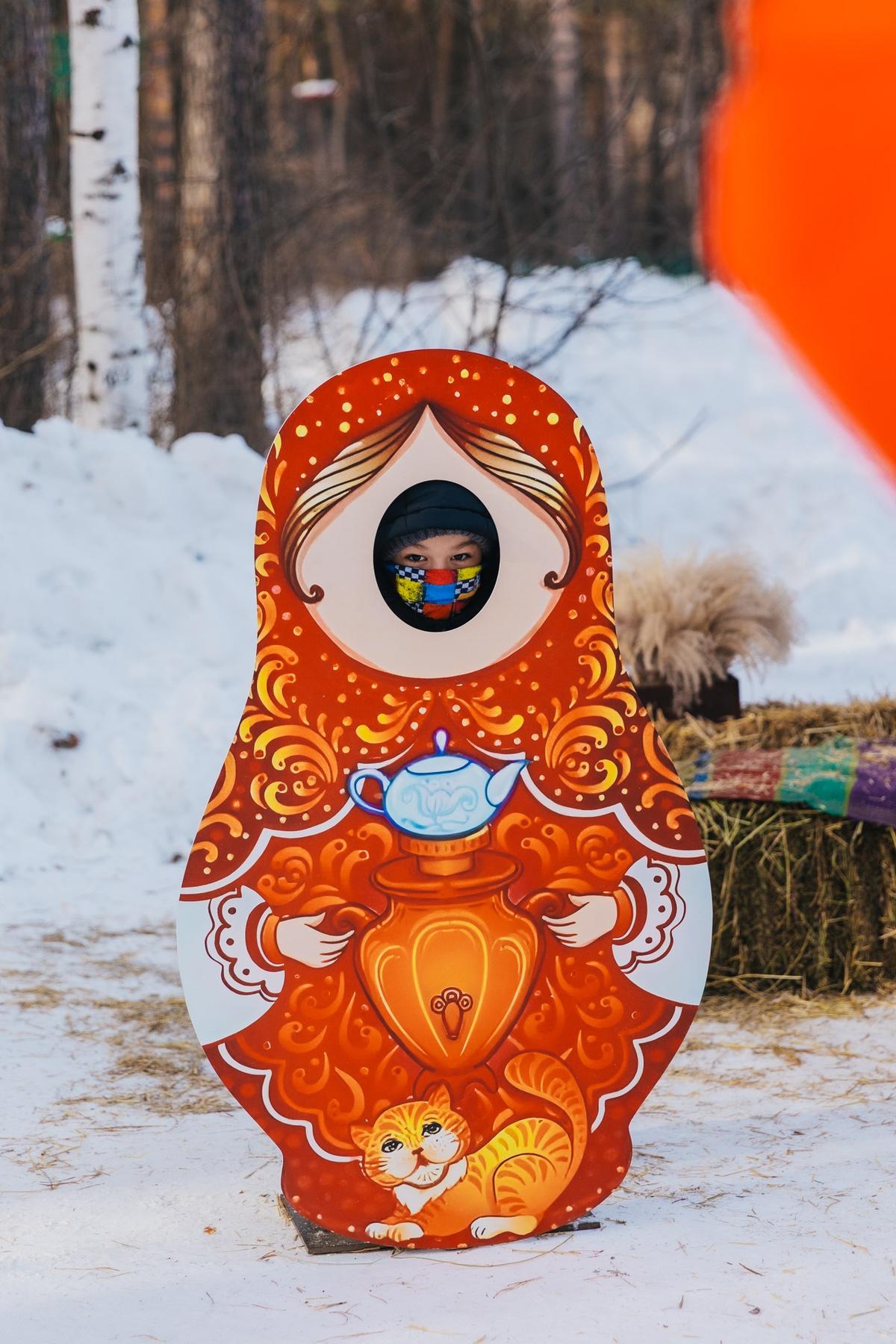 Фото В Новосибирске с размахом отпраздновали Масленицу: яркие кадры проводов зимы в Заельцовском парке 10