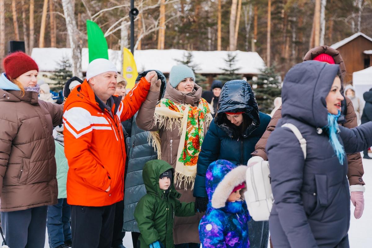 Фото В Новосибирске с размахом отпраздновали Масленицу: яркие кадры проводов зимы в Заельцовском парке 11