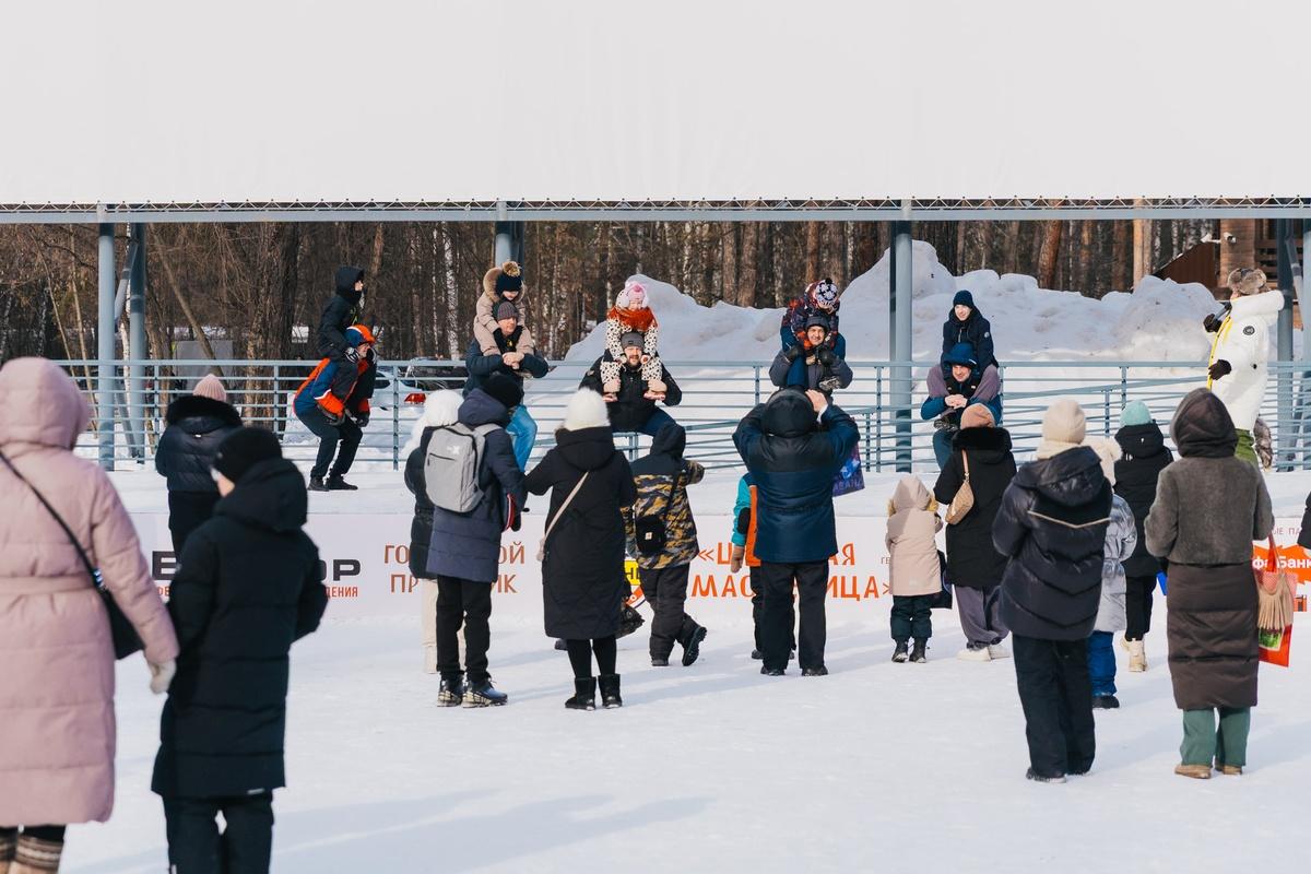 Фото В Новосибирске с размахом отпраздновали Масленицу: яркие кадры проводов зимы в Заельцовском парке 13