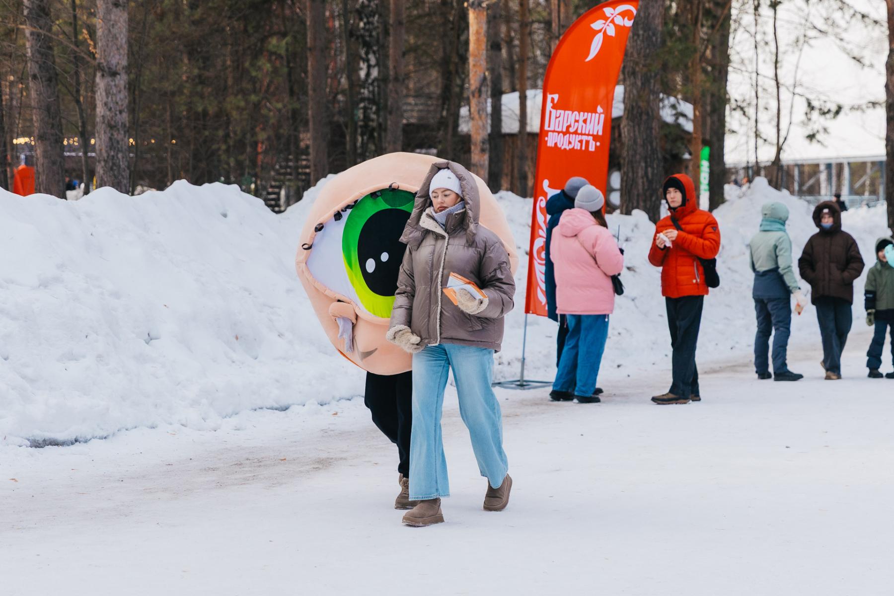 Фото В Новосибирске с размахом отпраздновали Масленицу: яркие кадры проводов зимы в Заельцовском парке 17