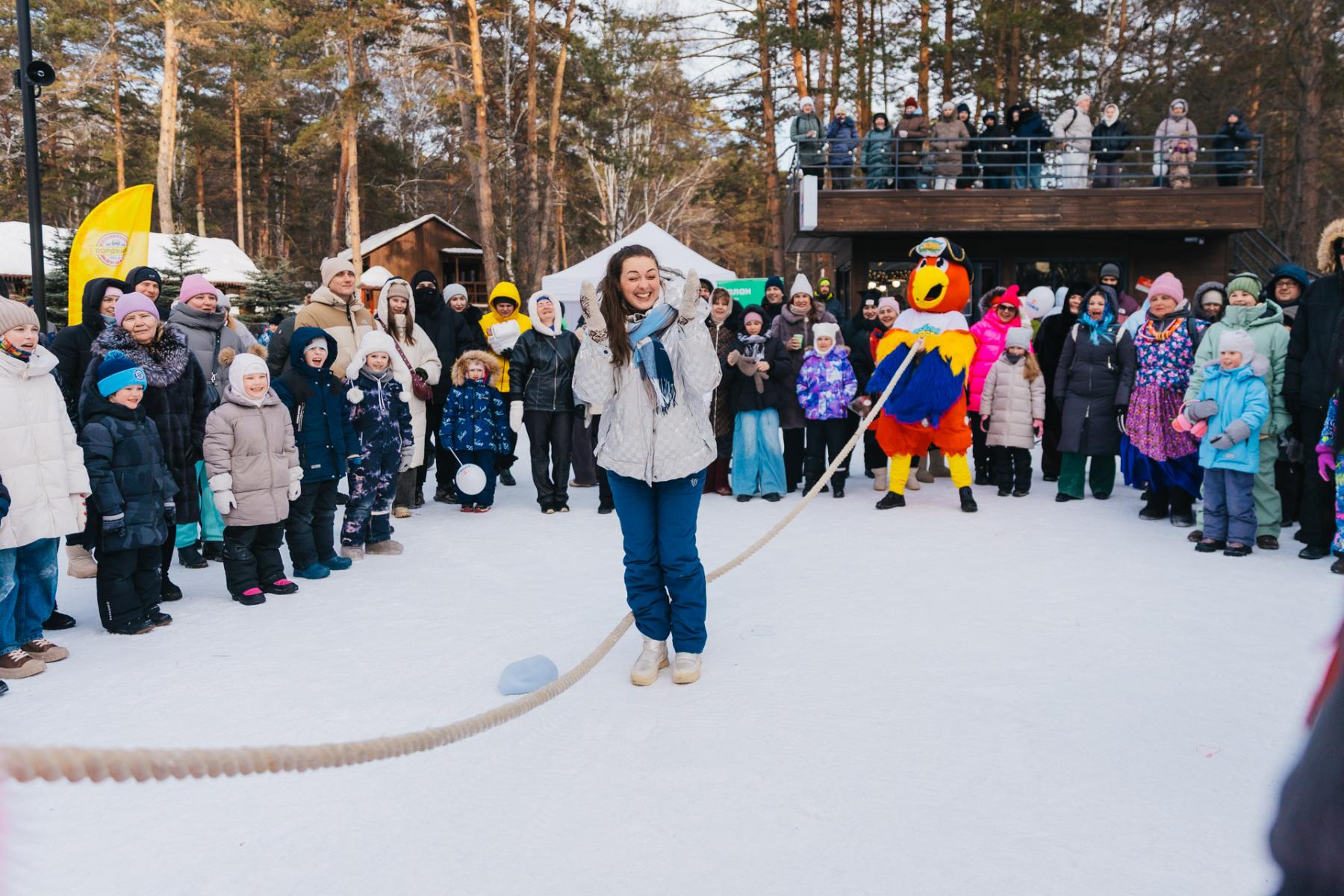 Фото В Новосибирске с размахом отпраздновали Масленицу: яркие кадры проводов зимы в Заельцовском парке 54