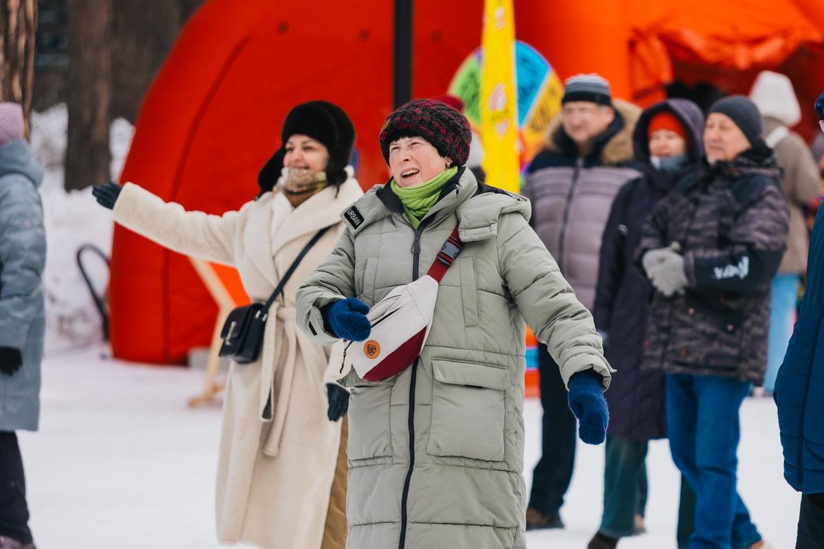 Фото В Новосибирске с размахом отпраздновали Масленицу: яркие кадры проводов зимы в Заельцовском парке 19