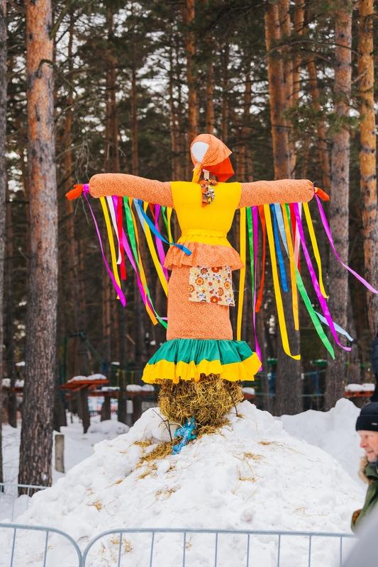 Фото В Новосибирске с размахом отпраздновали Масленицу: яркие кадры проводов зимы в Заельцовском парке 20