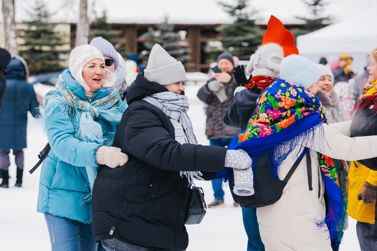 Фото В Новосибирске с размахом отпраздновали Масленицу: яркие кадры проводов зимы в Заельцовском парке 22