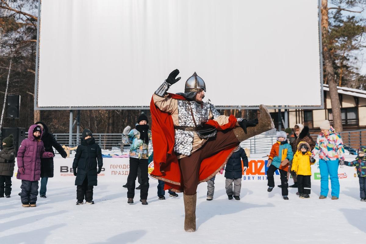 Фото В Новосибирске с размахом отпраздновали Масленицу: яркие кадры проводов зимы в Заельцовском парке 23
