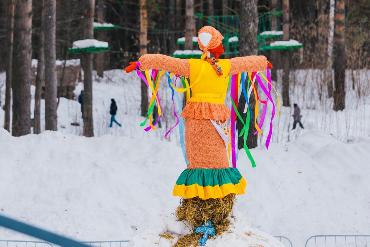 Фото В Новосибирске с размахом отпраздновали Масленицу: яркие кадры проводов зимы в Заельцовском парке 55