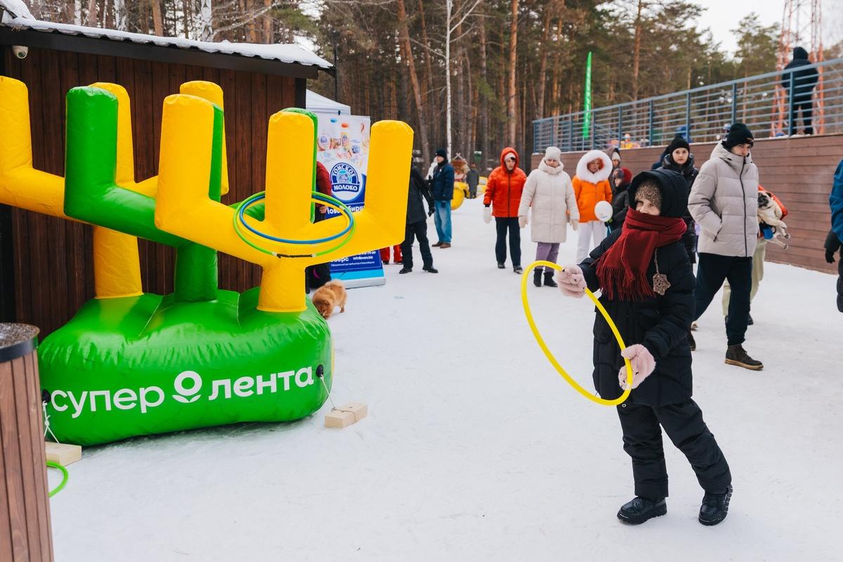 Фото В Новосибирске с размахом отпраздновали Масленицу: яркие кадры проводов зимы в Заельцовском парке 24