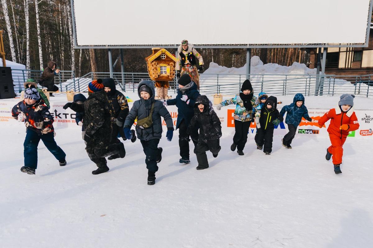 Фото В Новосибирске с размахом отпраздновали Масленицу: яркие кадры проводов зимы в Заельцовском парке 29