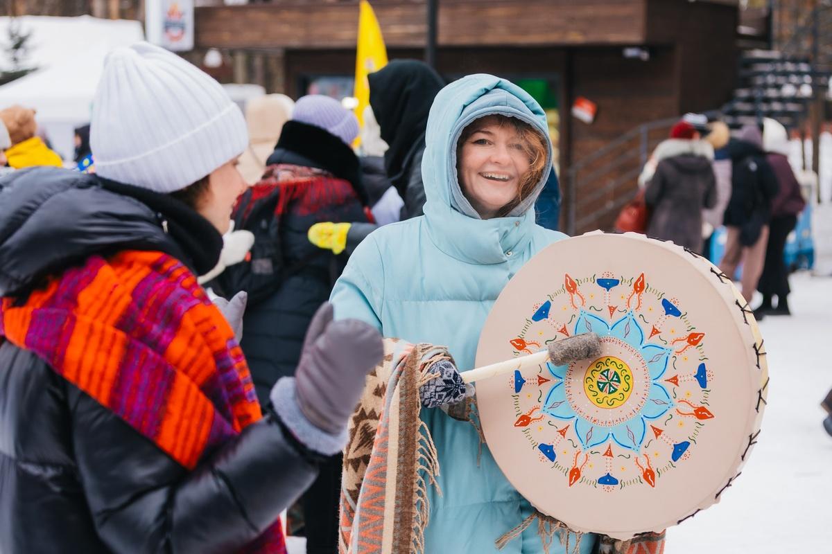 Фото В Новосибирске с размахом отпраздновали Масленицу: яркие кадры проводов зимы в Заельцовском парке 30