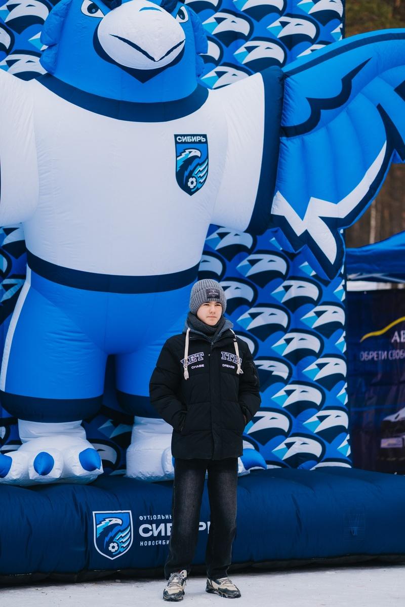 Фото В Новосибирске с размахом отпраздновали Масленицу: яркие кадры проводов зимы в Заельцовском парке 33