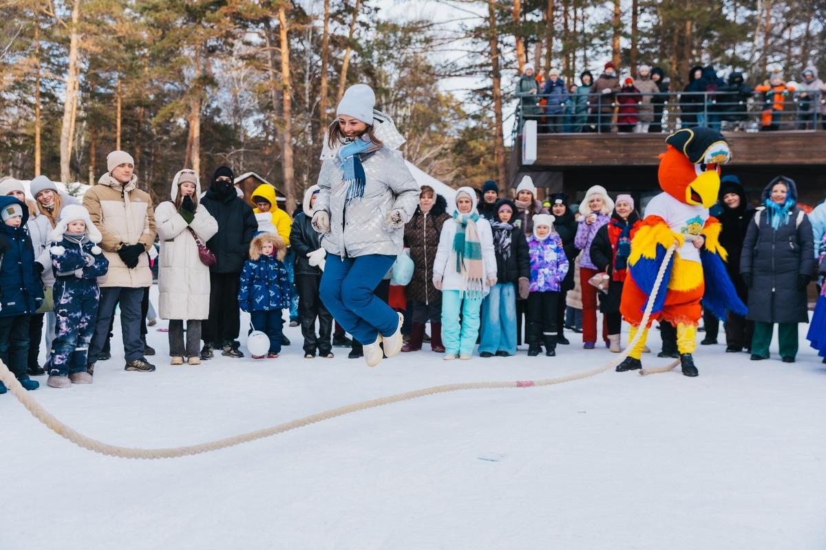 Фото В Новосибирске с размахом отпраздновали Масленицу: яркие кадры проводов зимы в Заельцовском парке 38