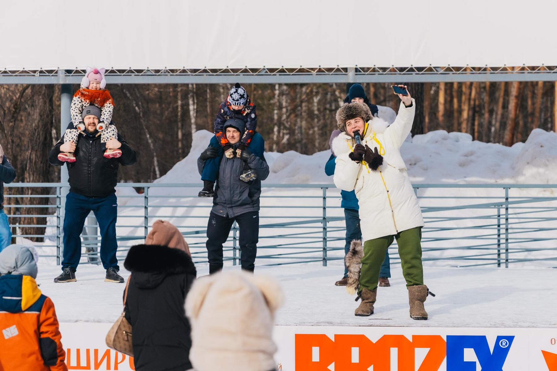 Фото В Новосибирске с размахом отпраздновали Масленицу: яркие кадры проводов зимы в Заельцовском парке 45