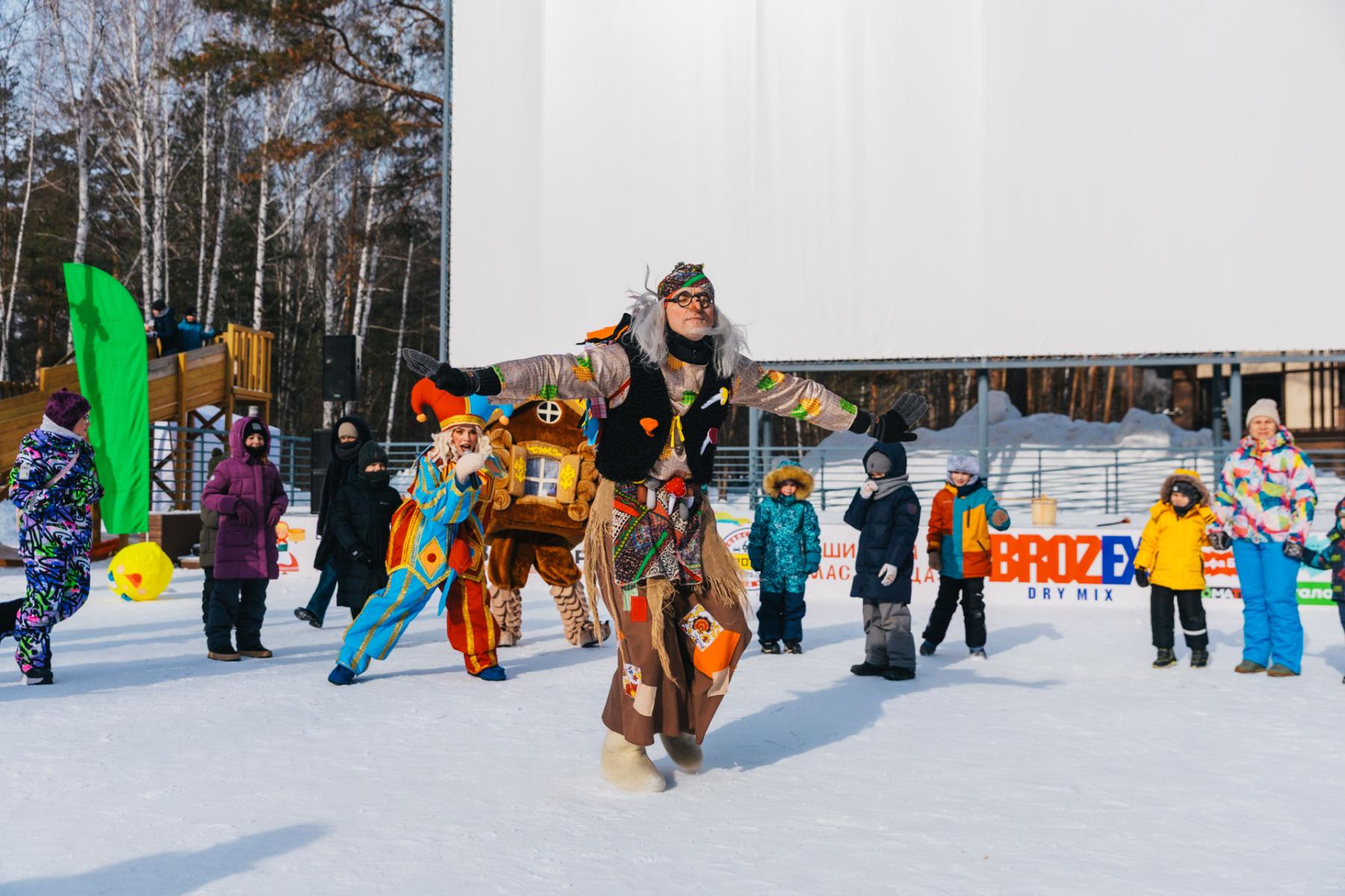 Фото В Новосибирске с размахом отпраздновали Масленицу: яркие кадры проводов зимы в Заельцовском парке 35