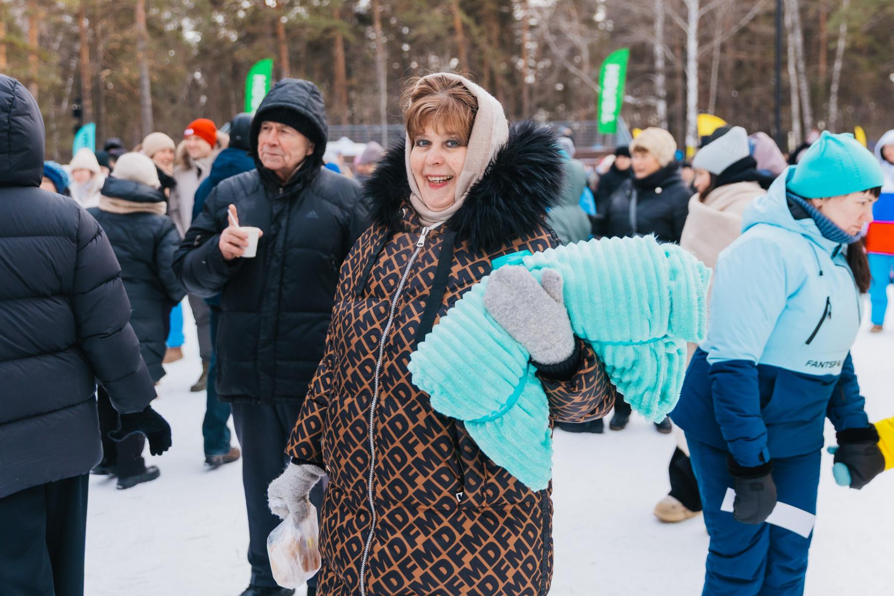Фото В Новосибирске с размахом отпраздновали Масленицу: яркие кадры проводов зимы в Заельцовском парке 51