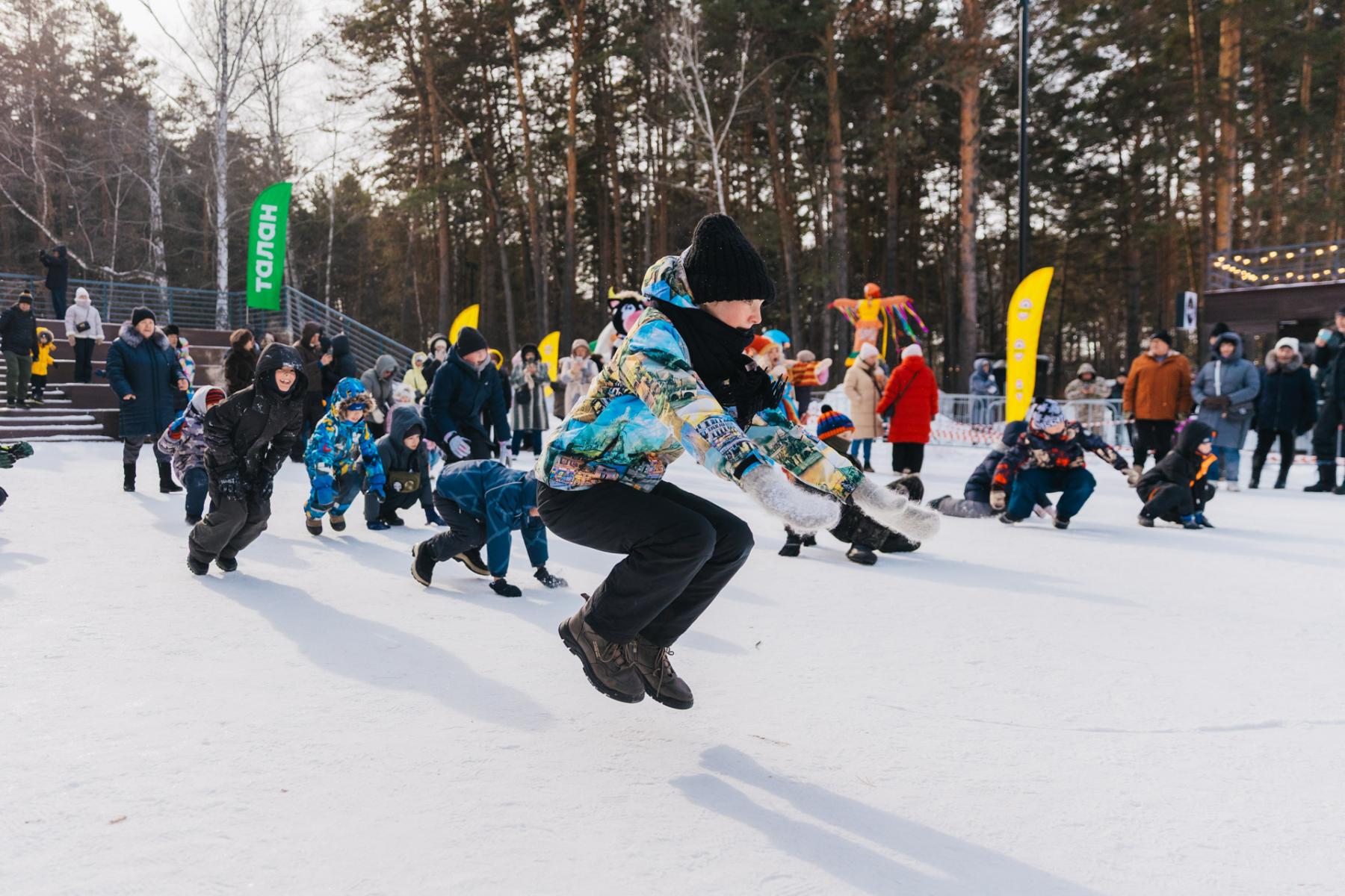 Фото В Новосибирске с размахом отпраздновали Масленицу: яркие кадры проводов зимы в Заельцовском парке 52