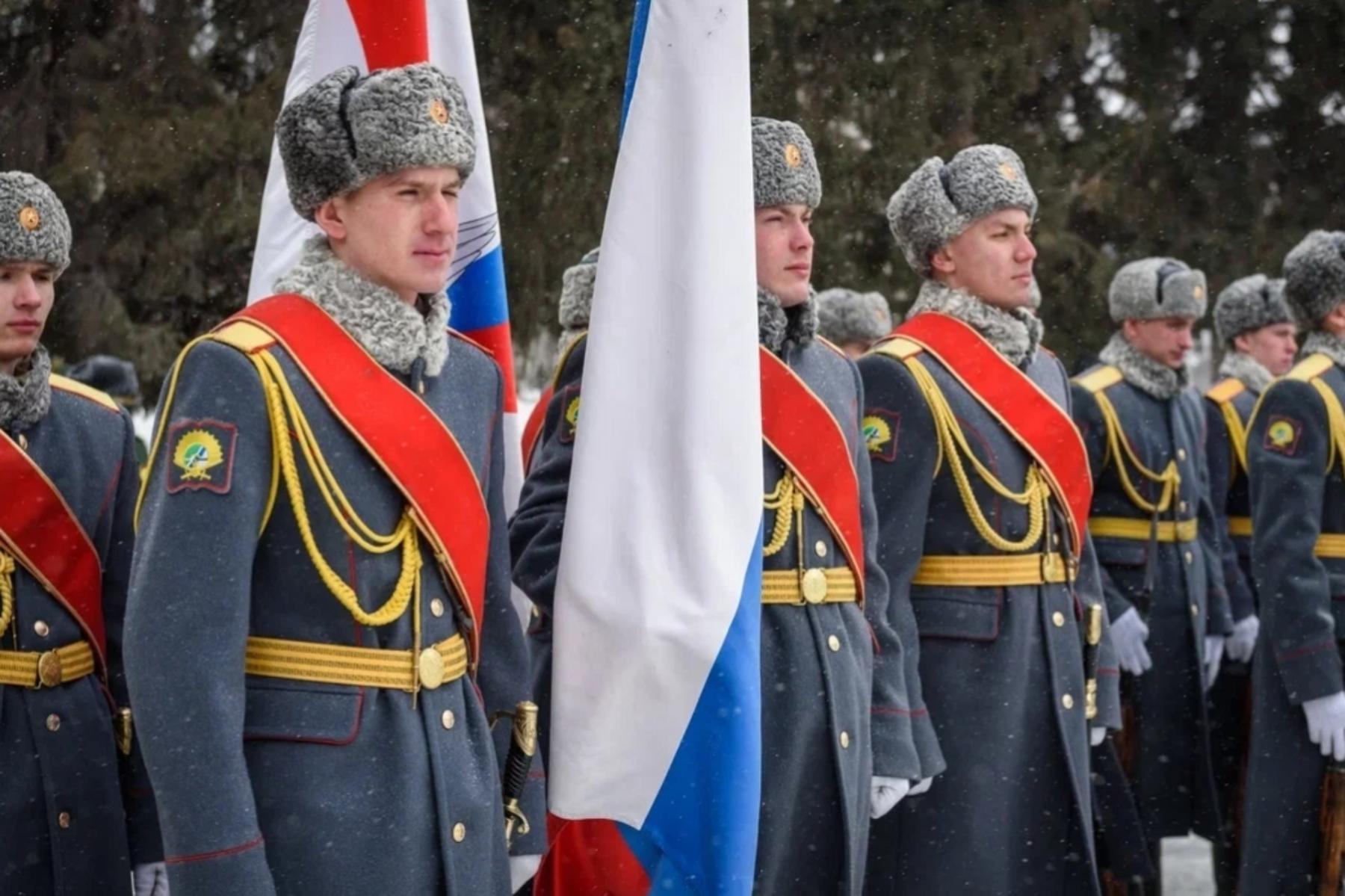 Фото В Новосибирске опубликованы кадры возложения цветов на Монументе Славы 2