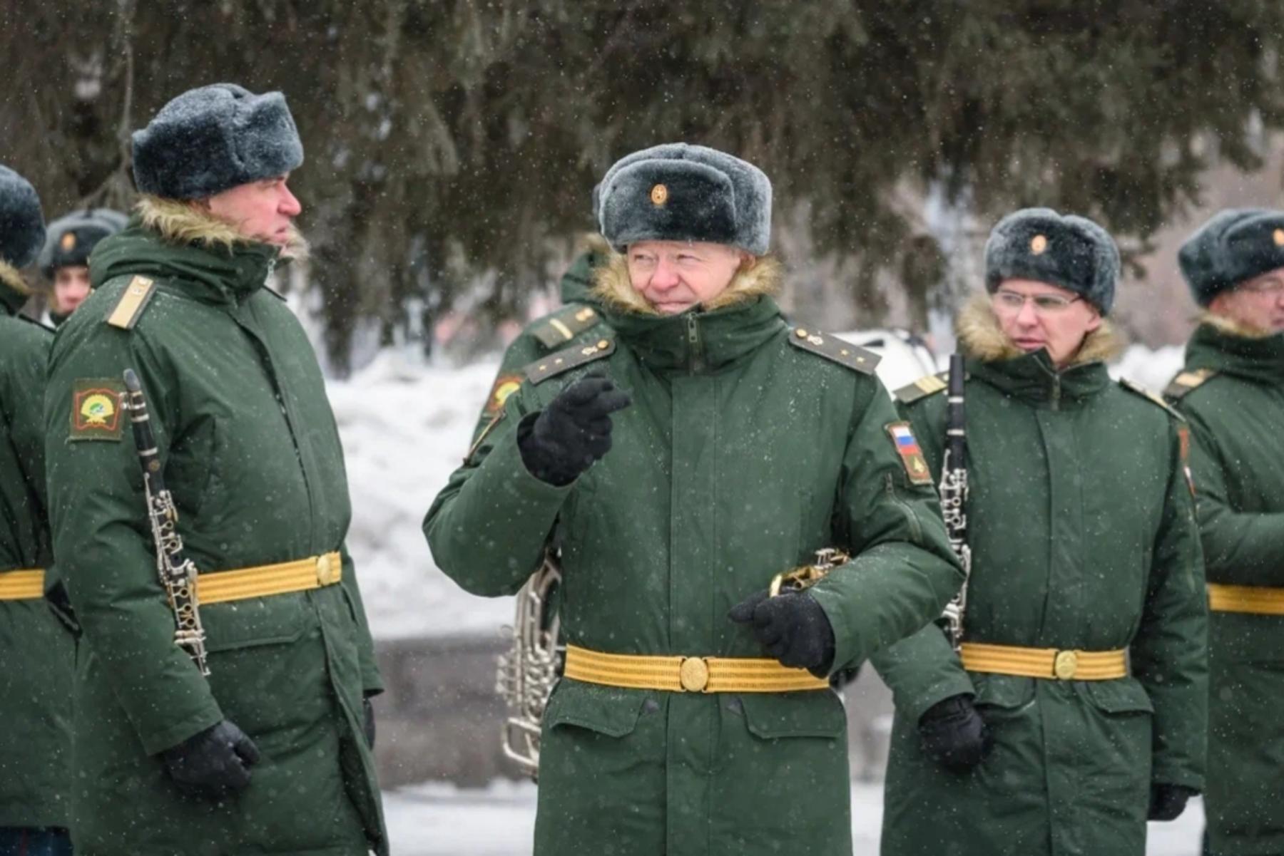 Фото В Новосибирске опубликованы кадры возложения цветов на Монументе Славы 7