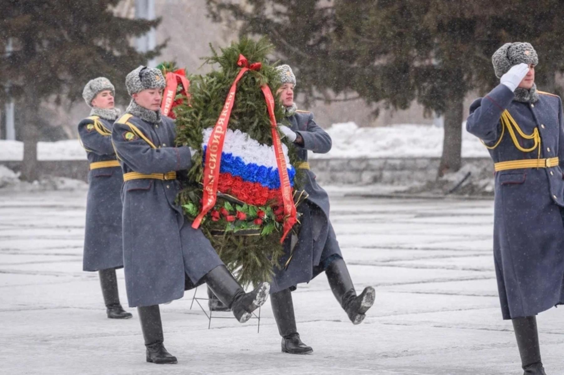 Фото В Новосибирске опубликованы кадры возложения цветов на Монументе Славы 9